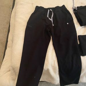 Black. Size L. Figs scrub bottoms.